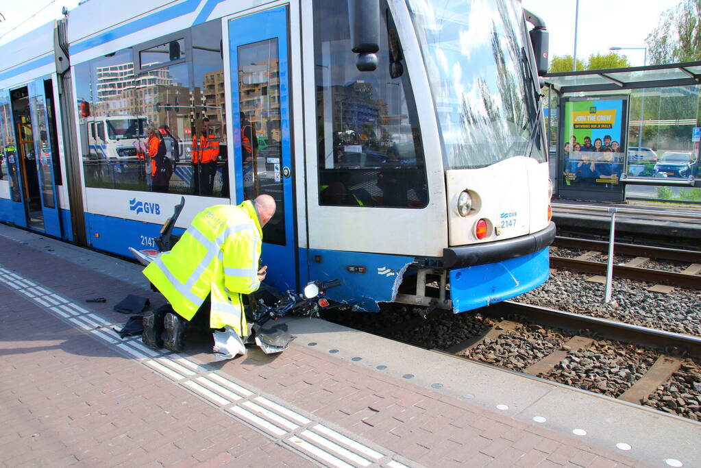Tram 26 botst op bromfietser