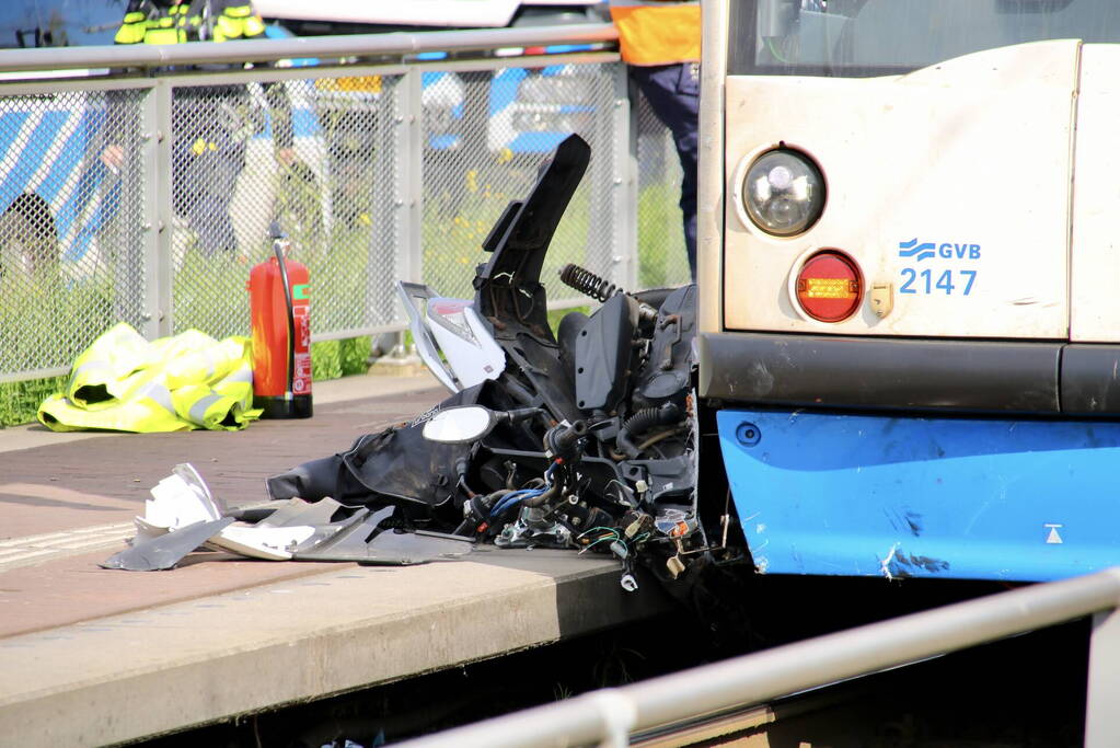 Tram 26 botst op bromfietser