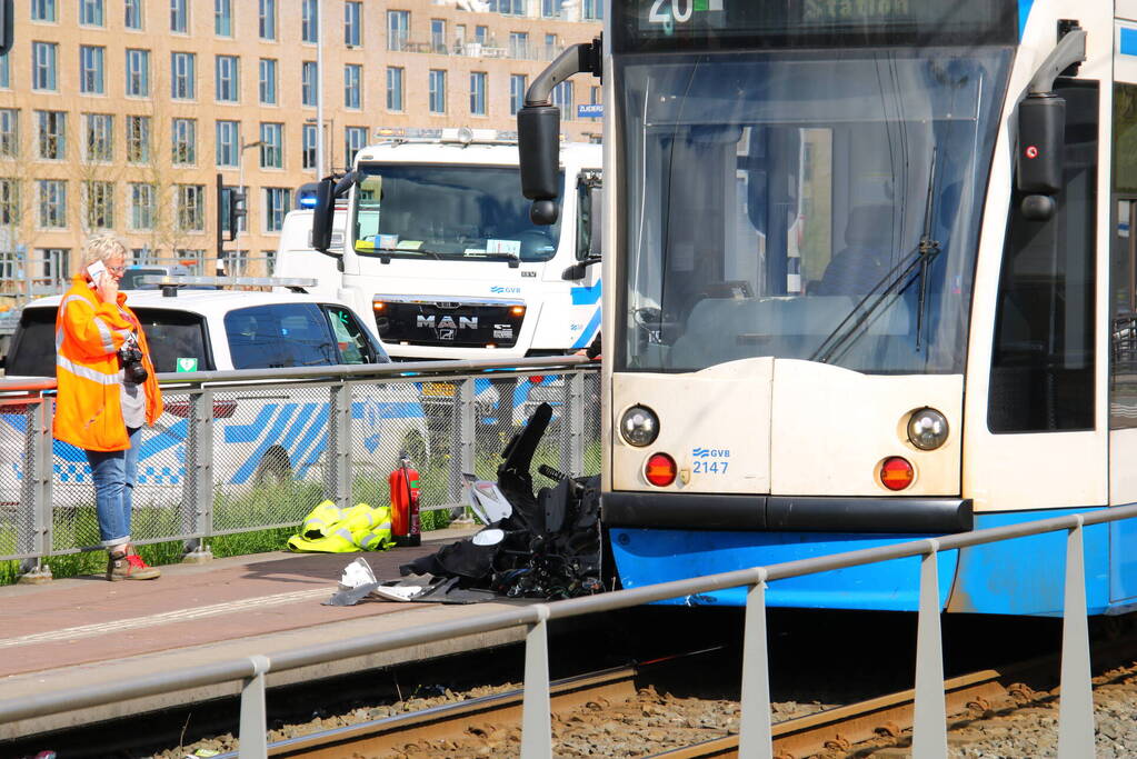 Tram 26 botst op bromfietser