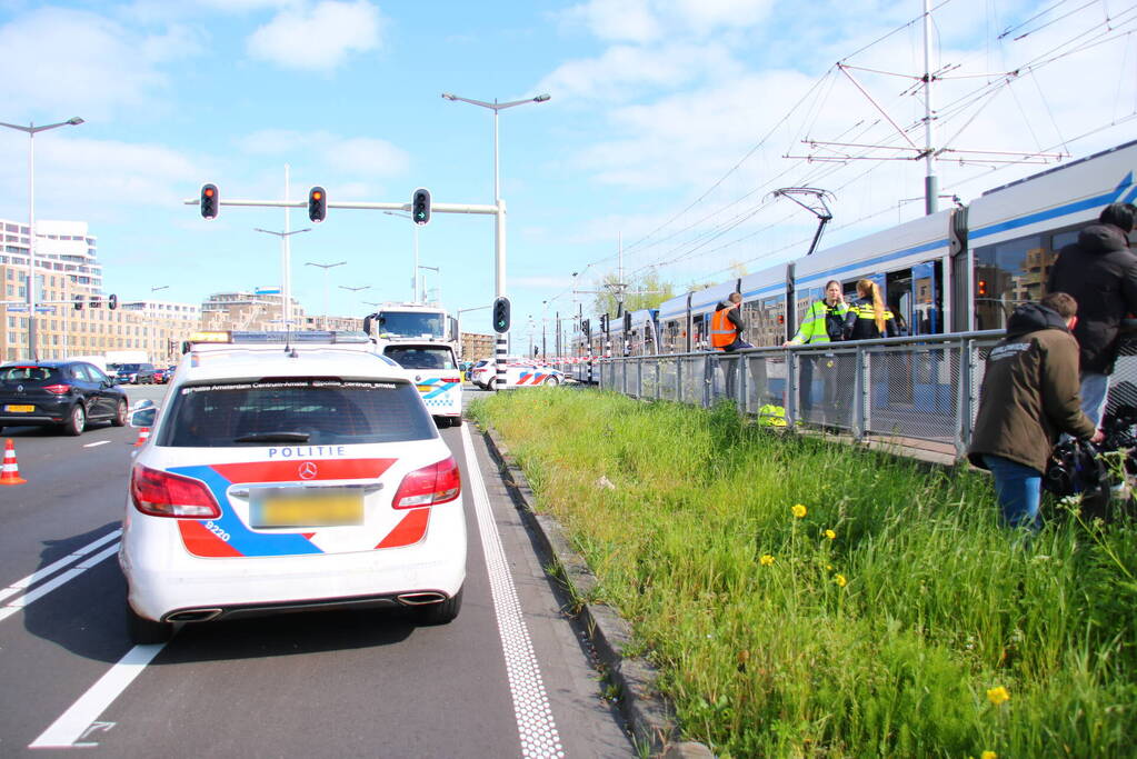 Tram 26 botst op bromfietser