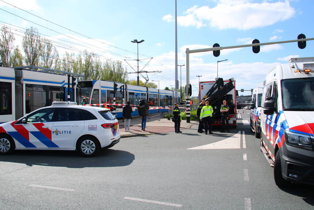 Tram 26 botst op bromfietser