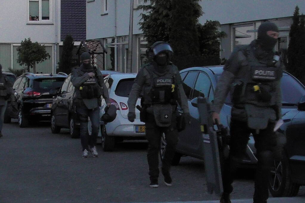 Arrestatieteam doet inval in woning