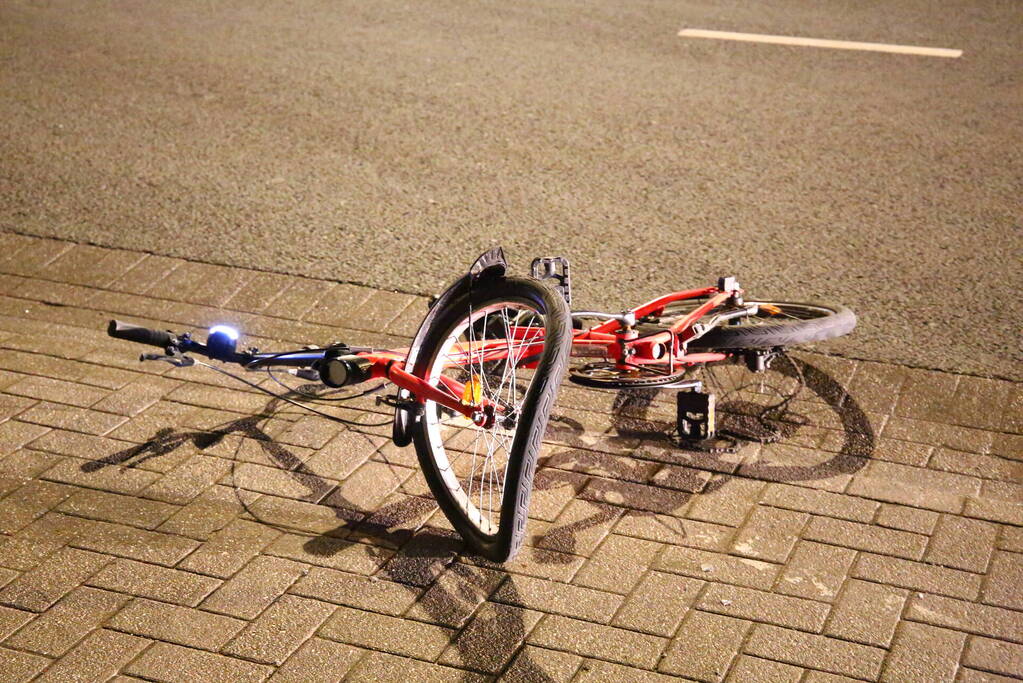 Overstekende fietser geschept door auto