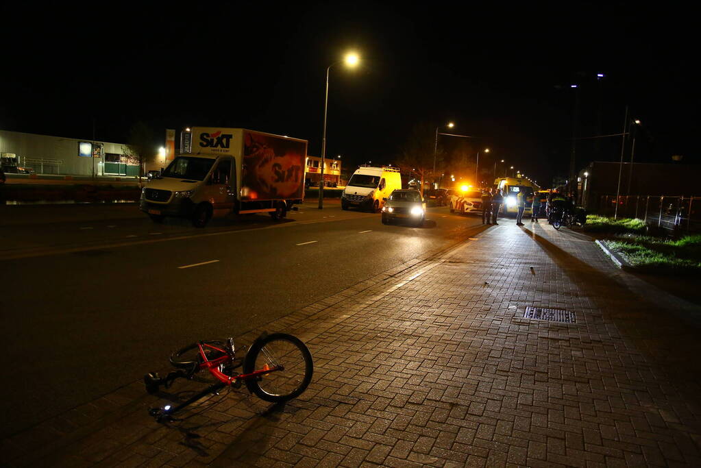 Overstekende fietser geschept door auto