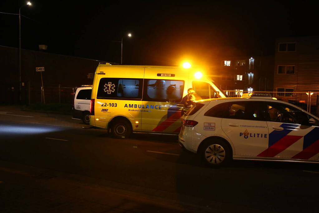 Overstekende fietser geschept door auto