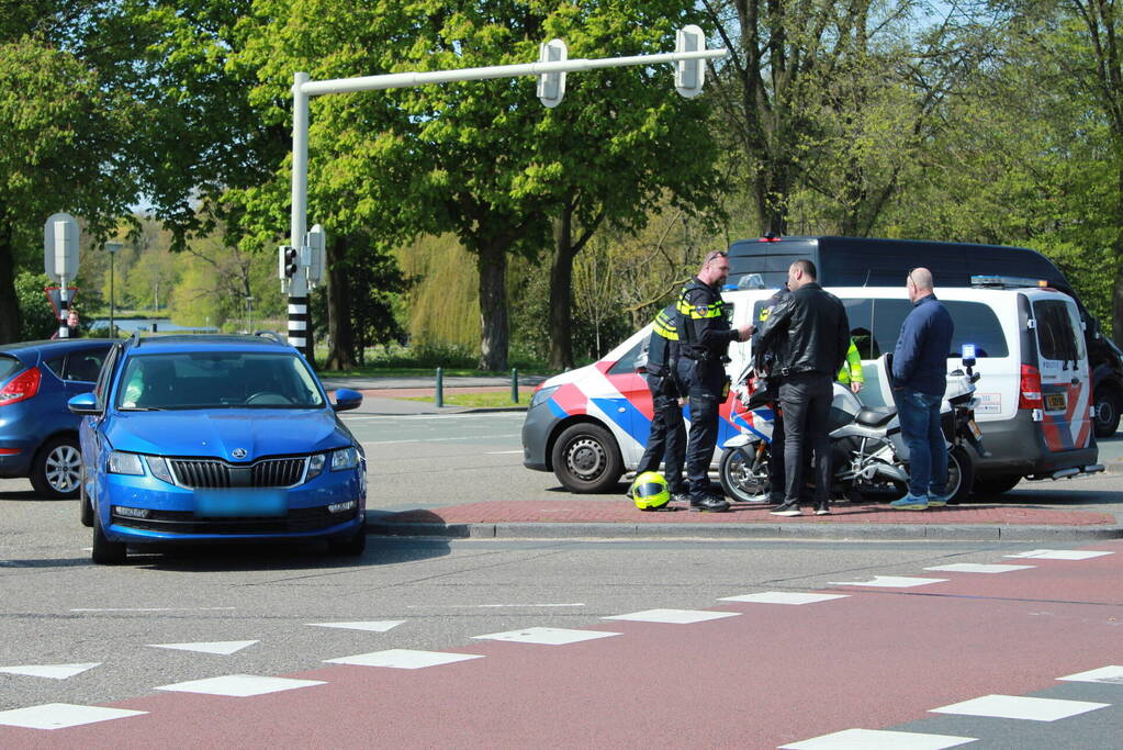 Taxi en personenwagen botsen op kruising