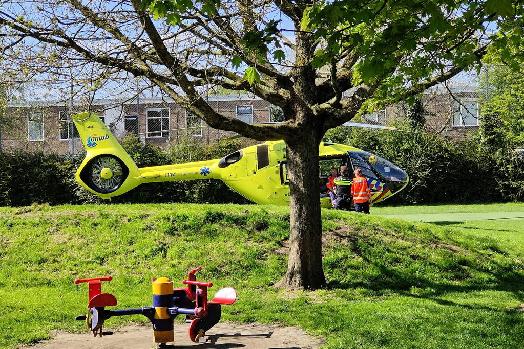 Persoon valt van steiger en raakt gewond