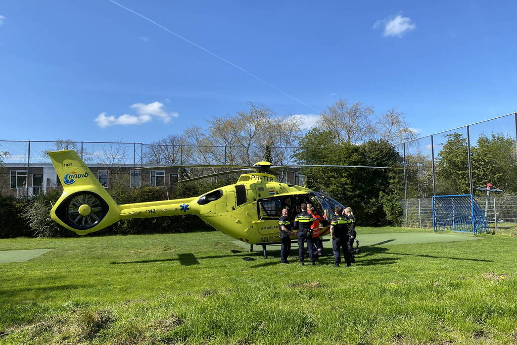 Persoon valt van steiger en raakt gewond