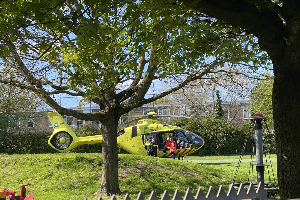 Persoon valt van steiger en raakt gewond