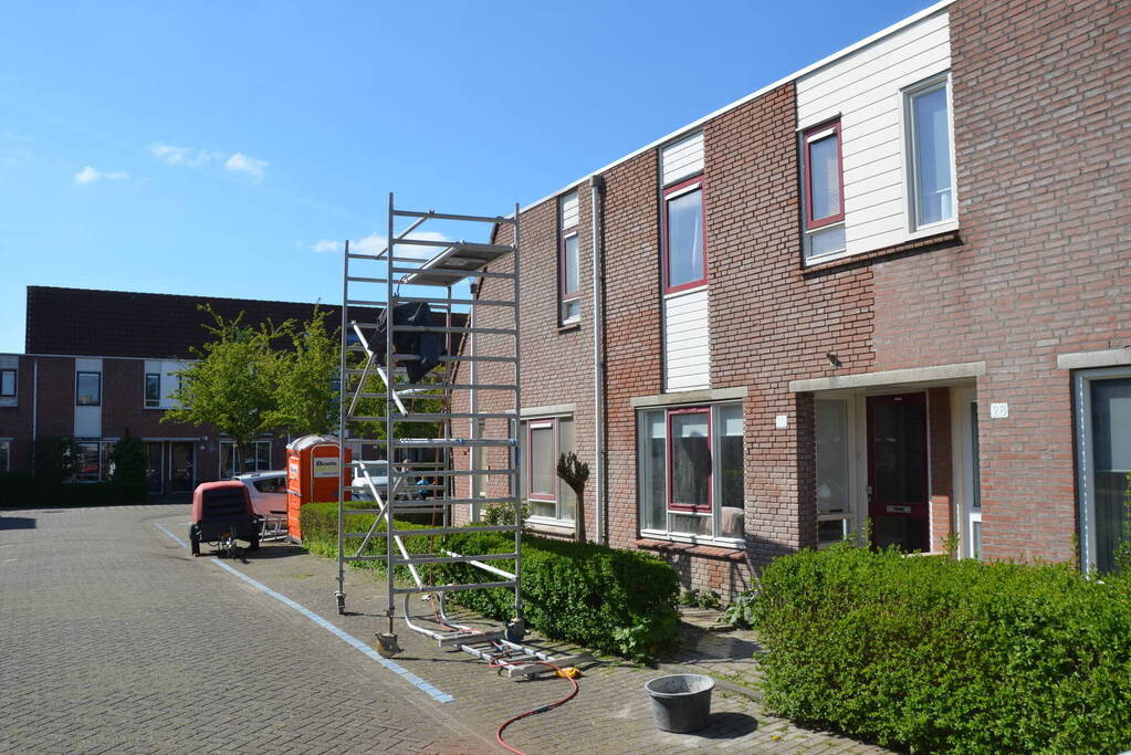 Persoon valt van steiger en raakt gewond