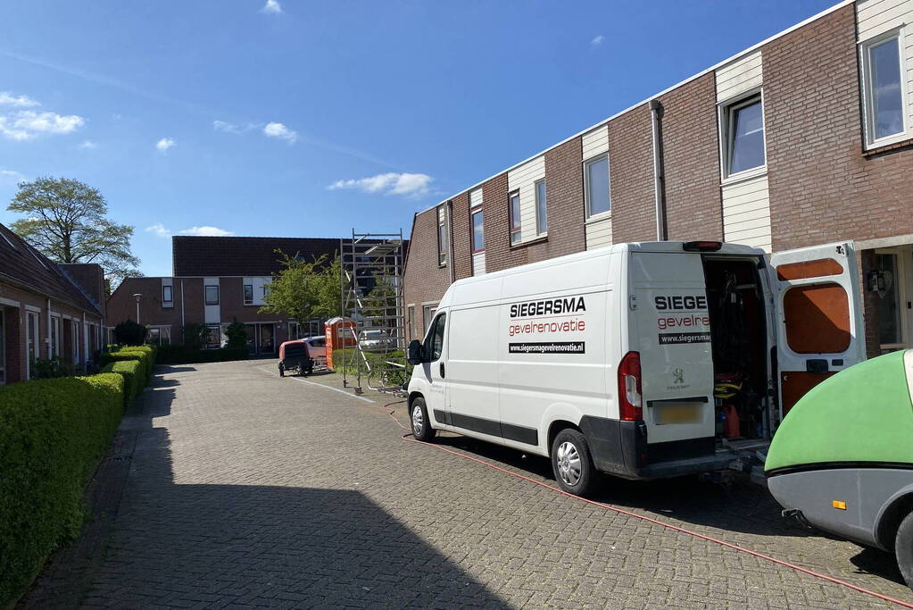 Persoon valt van steiger en raakt gewond