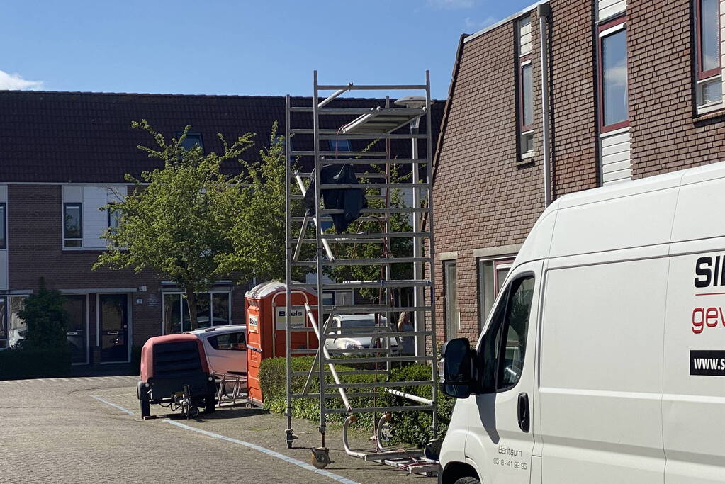 Persoon valt van steiger en raakt gewond