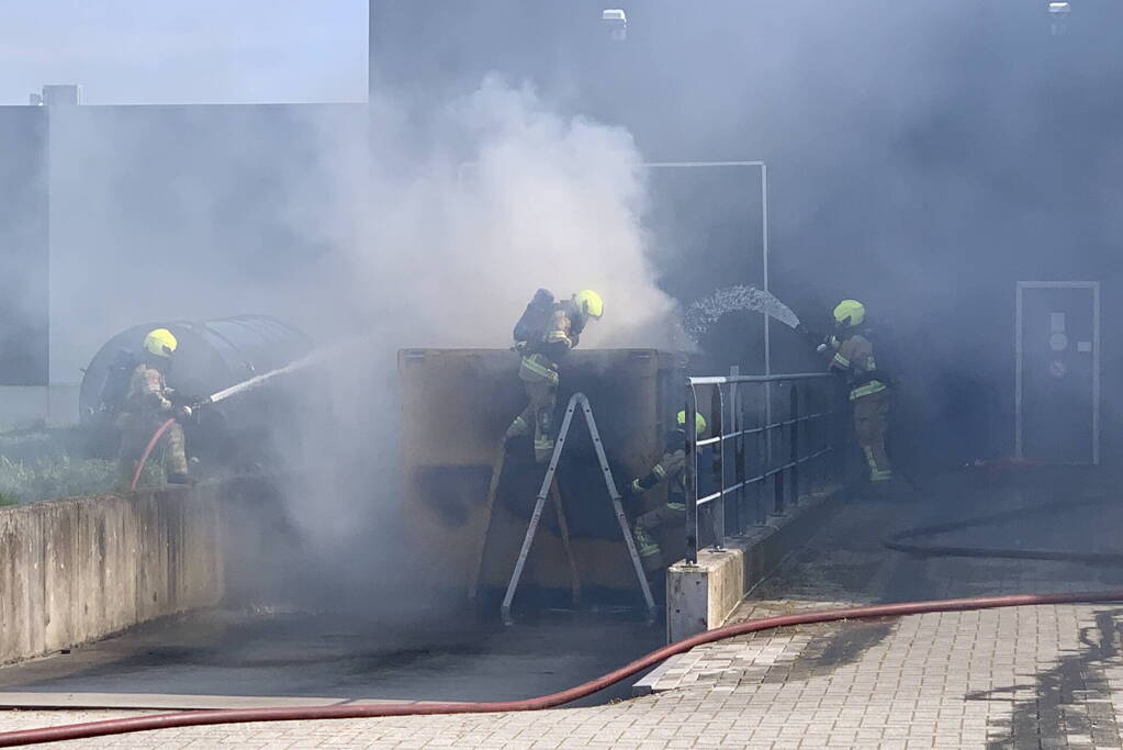 Flinke rookontwikkeling bij brand in haakarm container