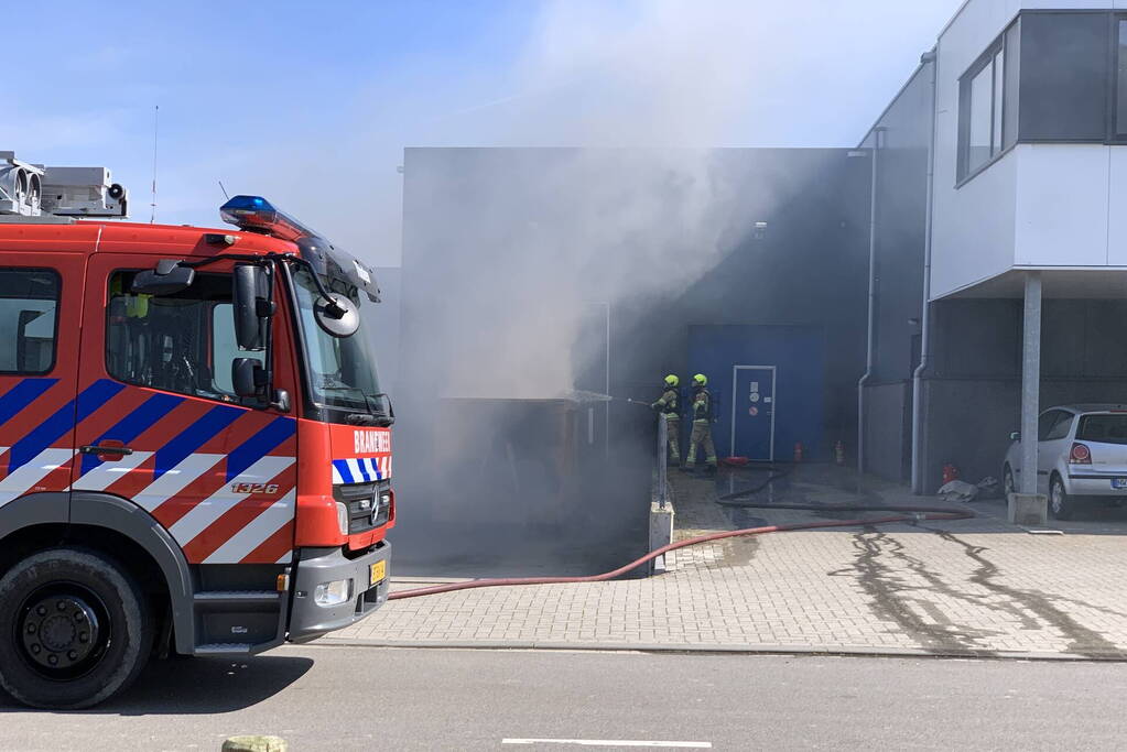 Flinke rookontwikkeling bij brand in haakarm container