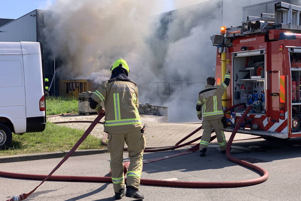Flinke rookontwikkeling bij brand in haakarm container