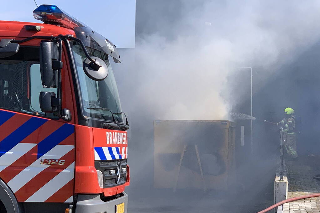 Flinke rookontwikkeling bij brand in haakarm container