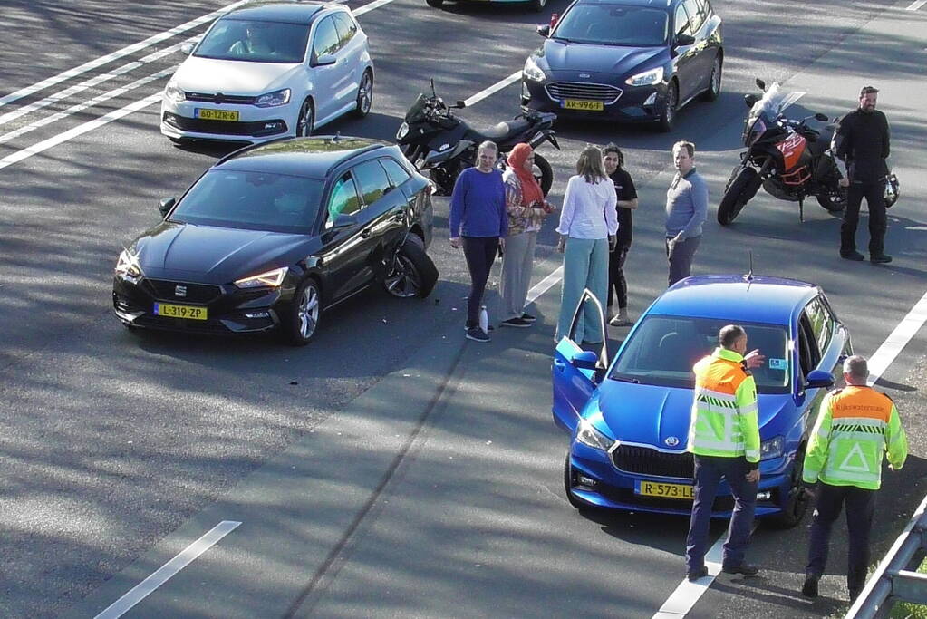 Flinke file op snelweg door verkeersongeval
