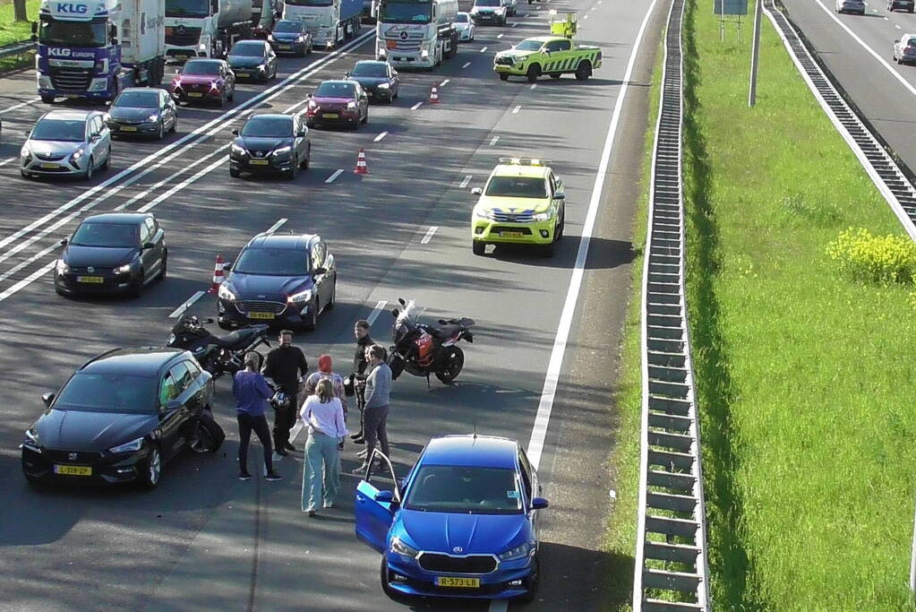 Flinke file op snelweg door verkeersongeval