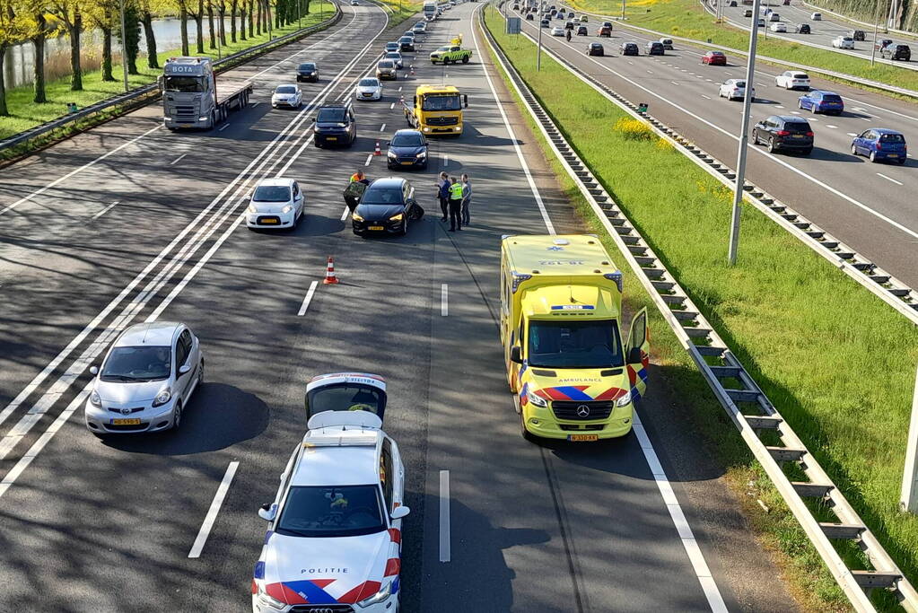 Flinke file op snelweg door verkeersongeval
