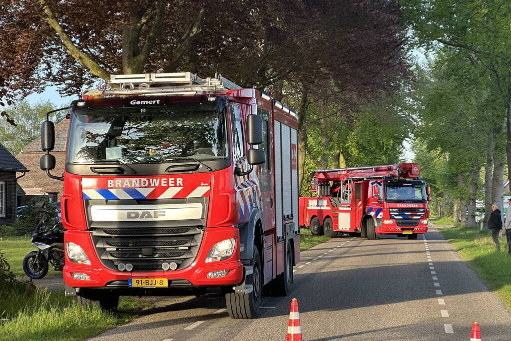 Brandweer veegt schoorsteen na brand