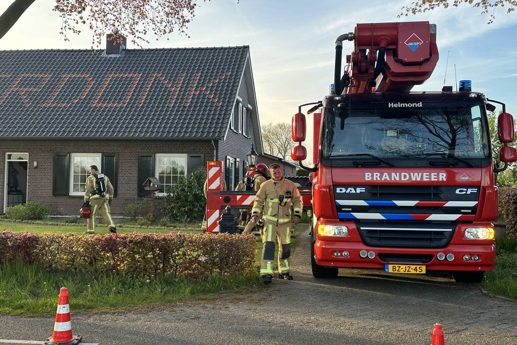 Brandweer veegt schoorsteen na brand