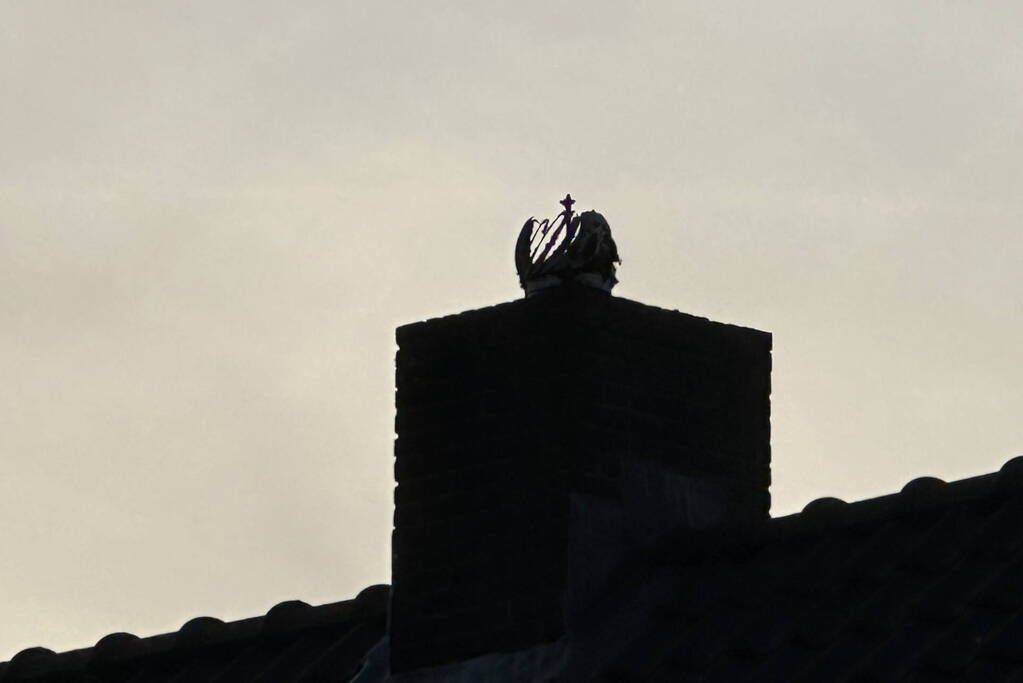 Brandweer veegt schoorsteen na brand