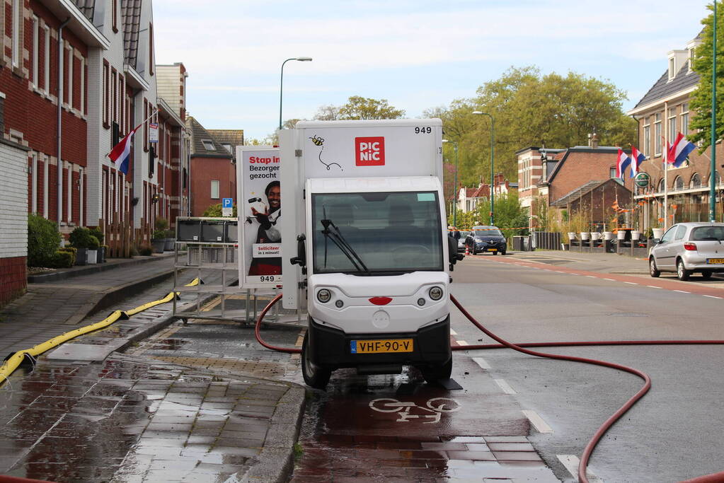 Accu PicNic bezorgwagen vliegt in brand