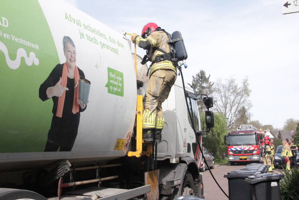 Laadruimte vuilniswagen vat vlam