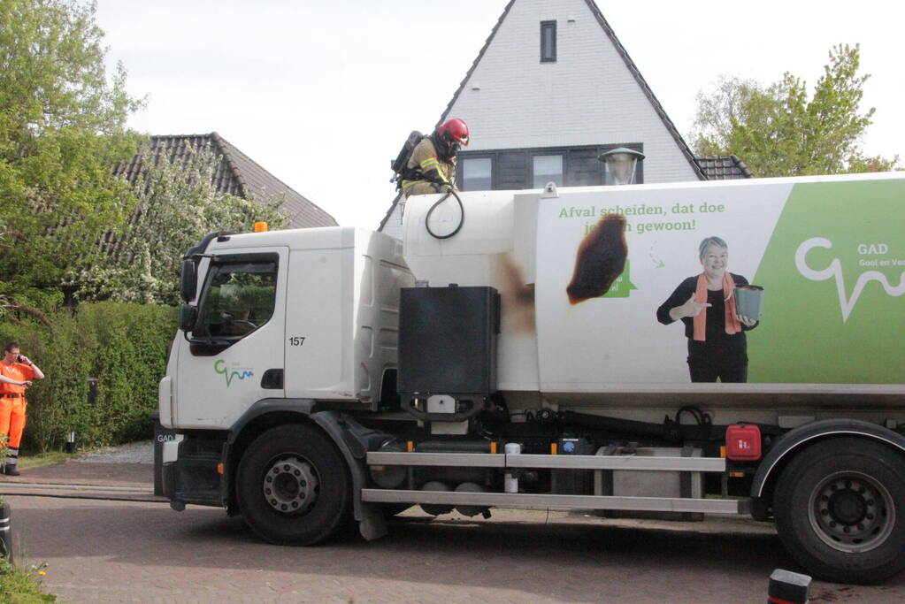 Laadruimte vuilniswagen vat vlam