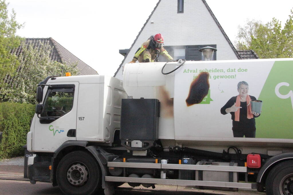 Laadruimte vuilniswagen vat vlam