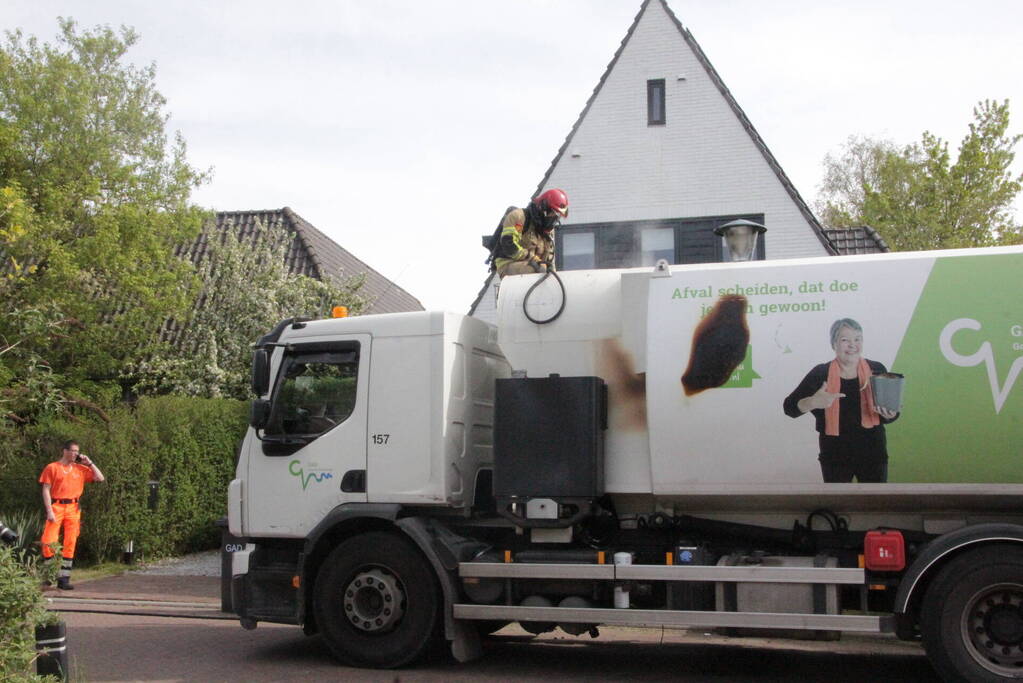 Laadruimte vuilniswagen vat vlam