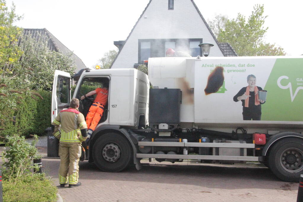 Laadruimte vuilniswagen vat vlam