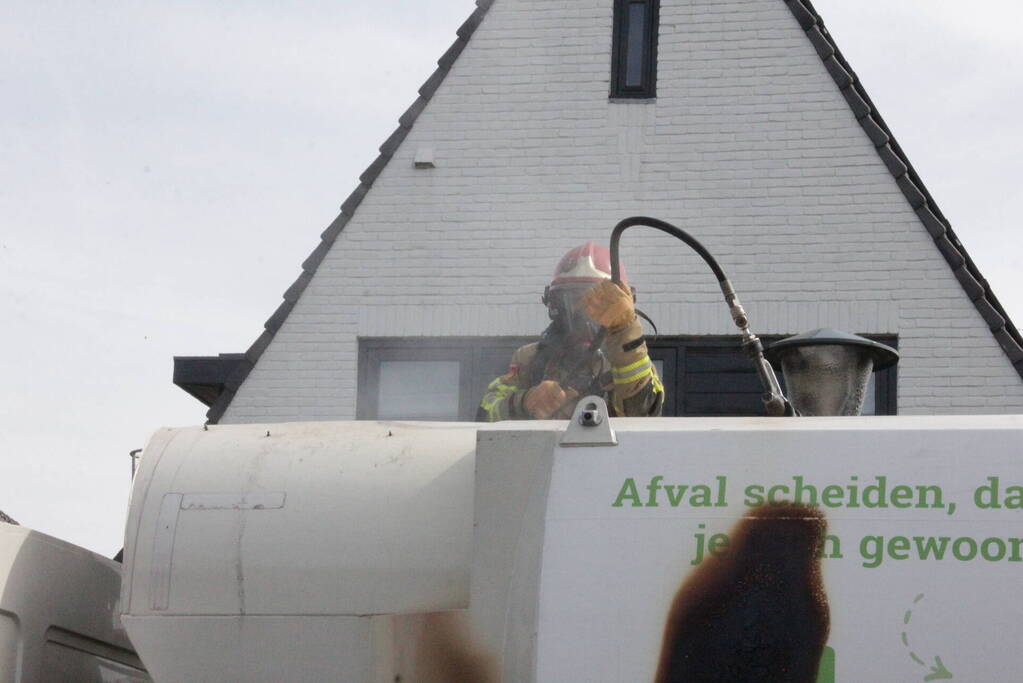 Laadruimte vuilniswagen vat vlam