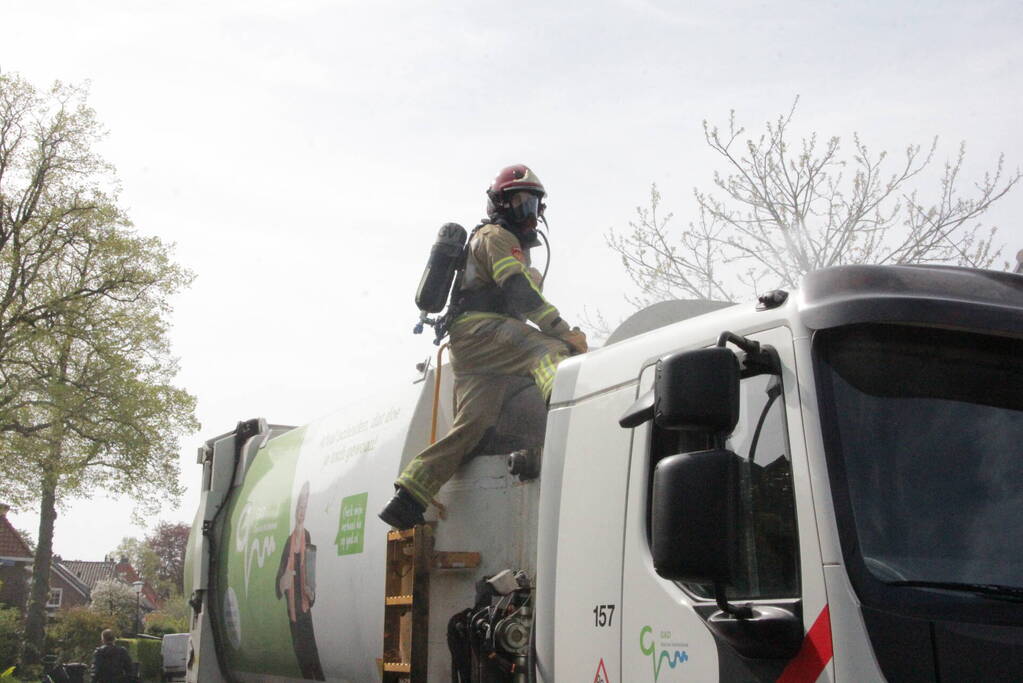 Laadruimte vuilniswagen vat vlam