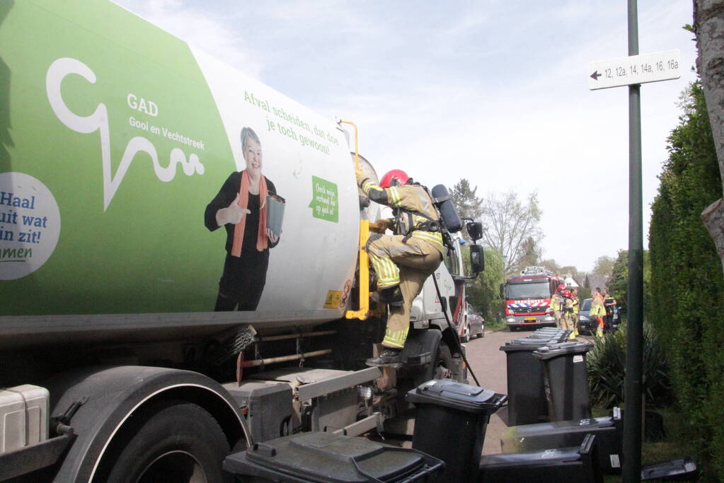 Laadruimte vuilniswagen vat vlam