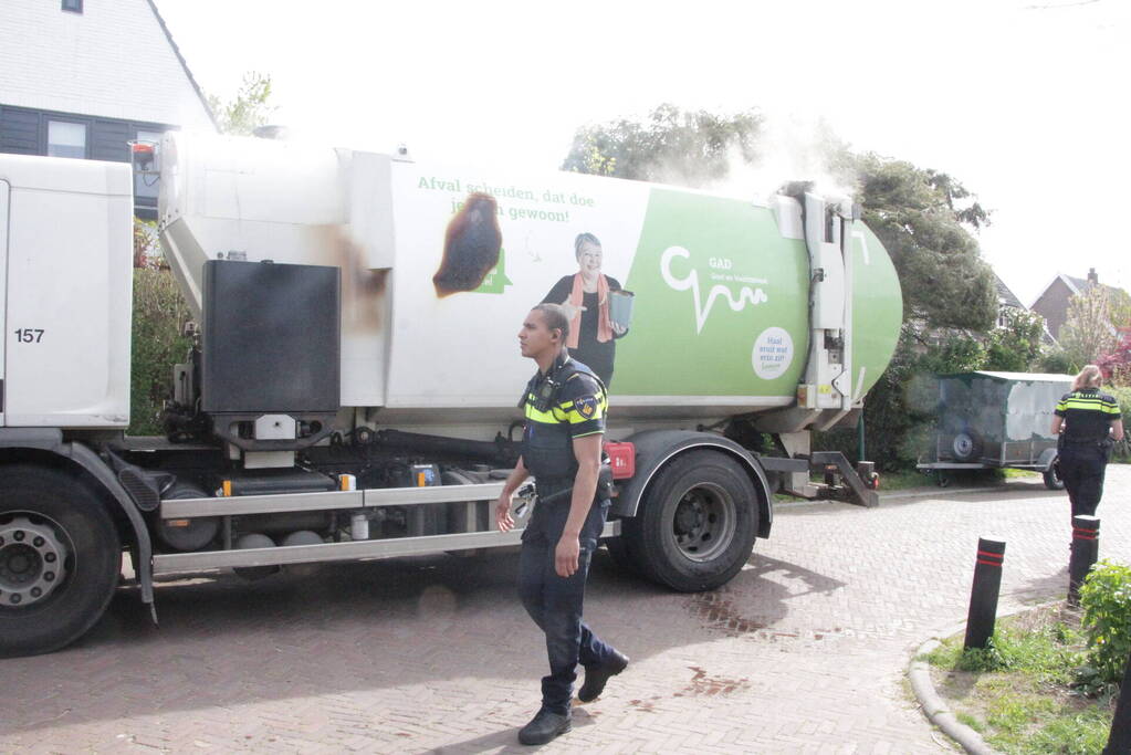 Laadruimte vuilniswagen vat vlam