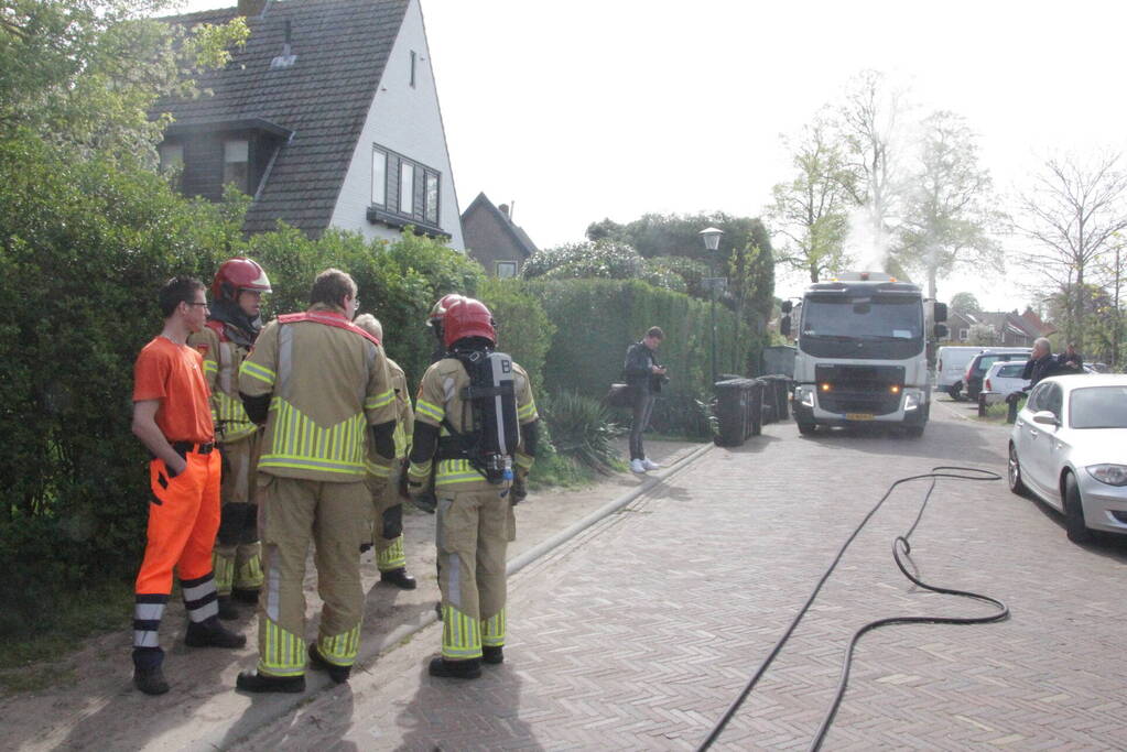Laadruimte vuilniswagen vat vlam