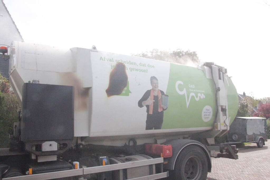 Laadruimte vuilniswagen vat vlam