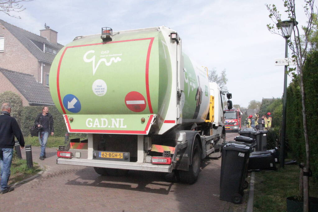 Laadruimte vuilniswagen vat vlam