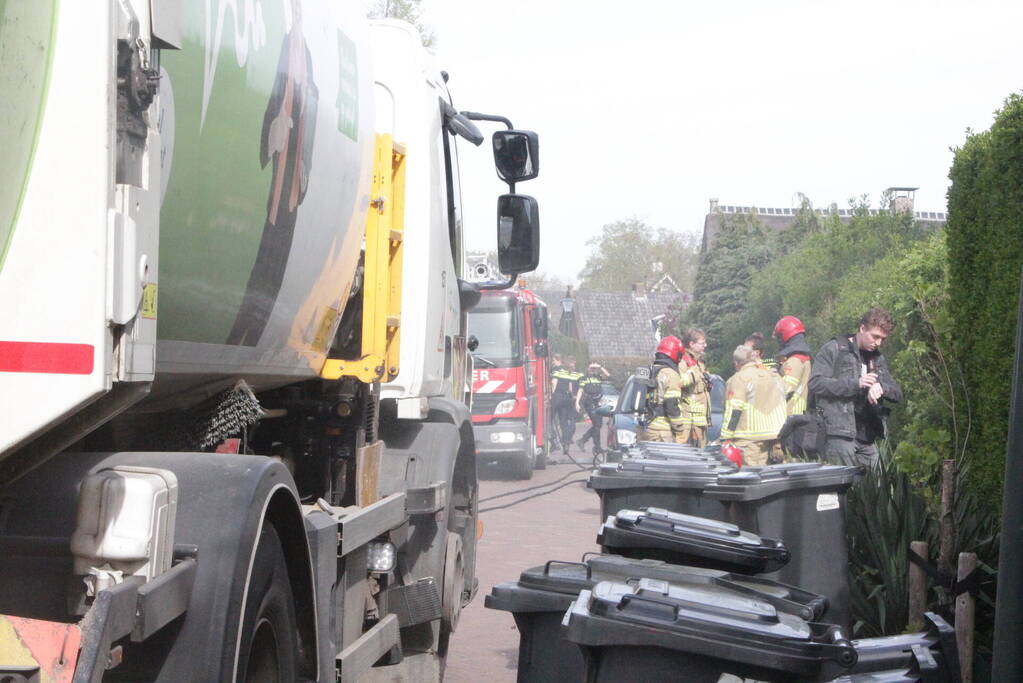 Laadruimte vuilniswagen vat vlam