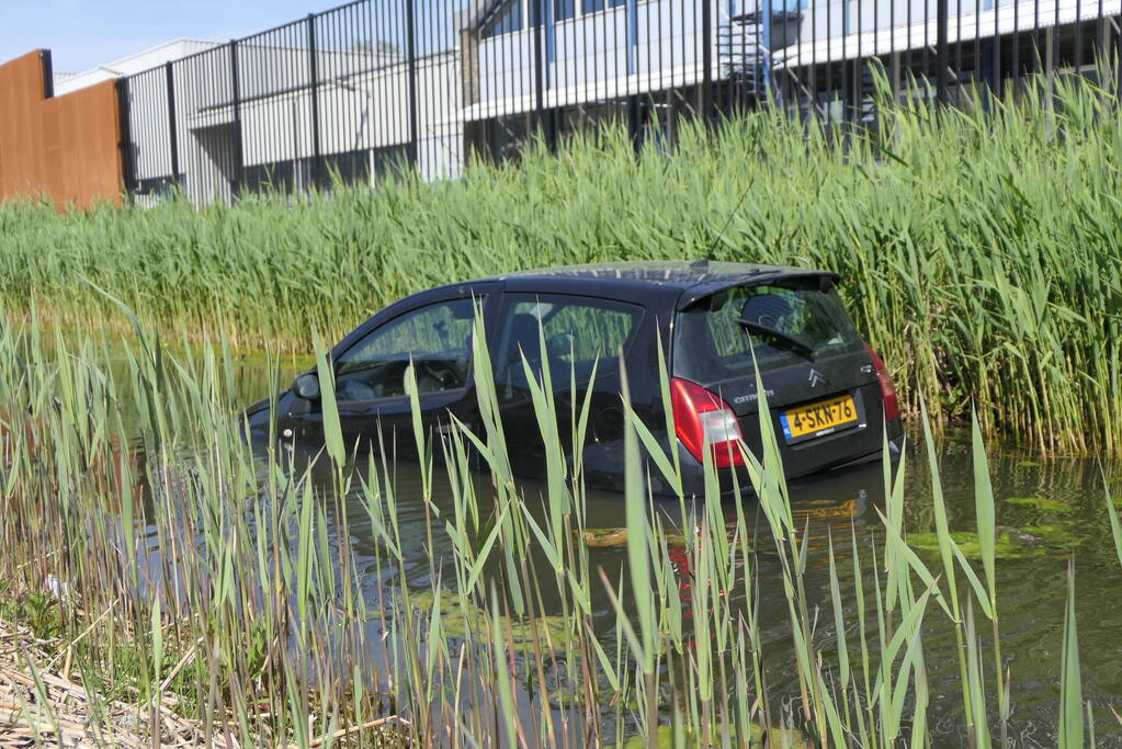 Geparkeerde auto niet op handrem gezet en rolt sloot in