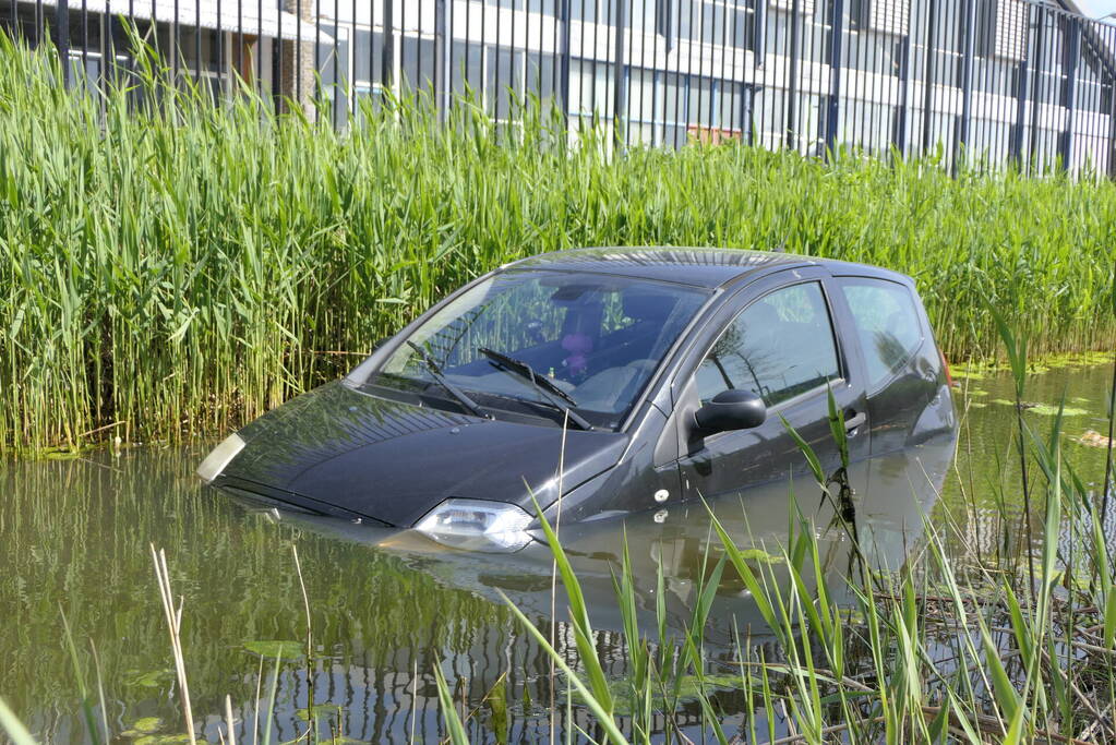 Geparkeerde auto niet op handrem gezet en rolt sloot in