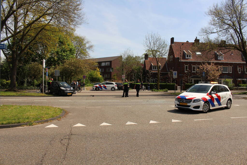 Lijnbus 400 botst op personenauto