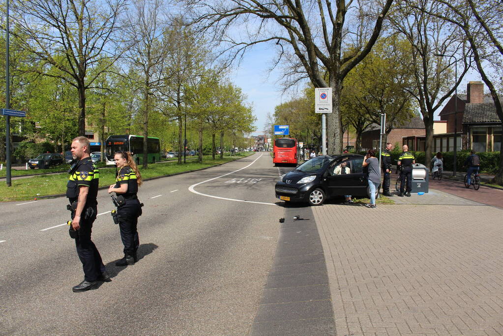 Lijnbus 400 botst op personenauto