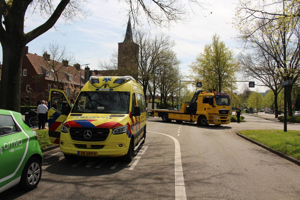 Lijnbus 400 botst op personenauto