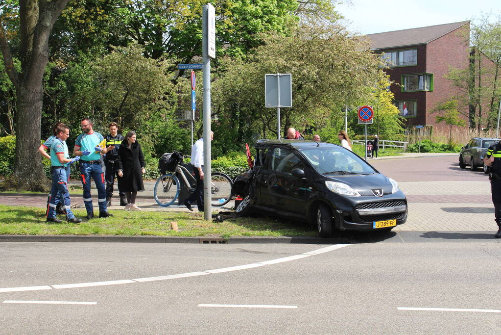Lijnbus 400 botst op personenauto