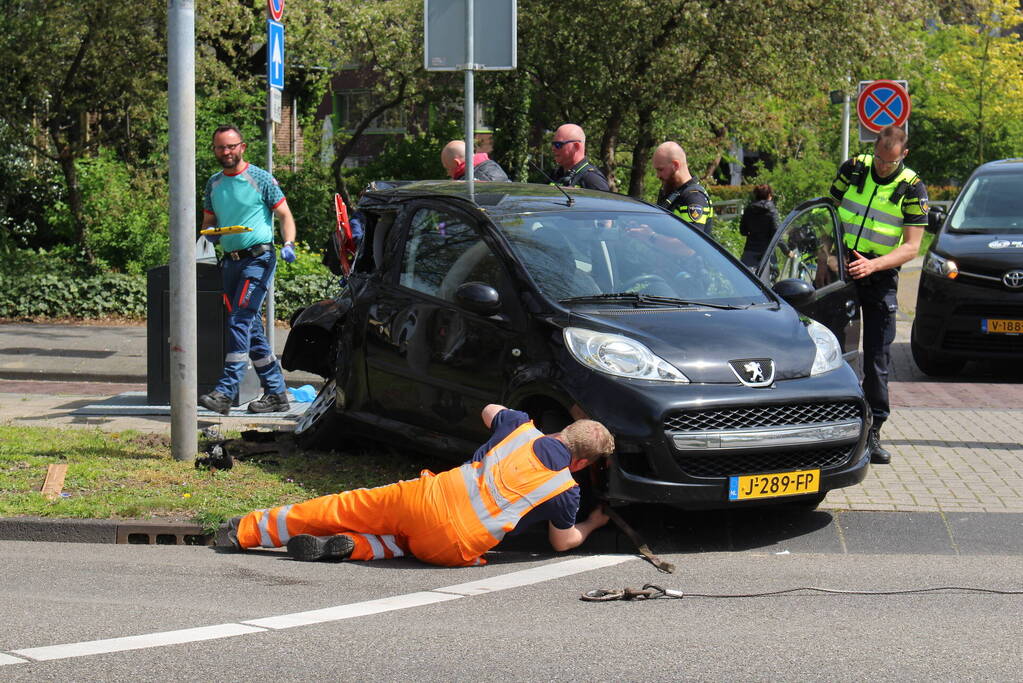 Lijnbus 400 botst op personenauto