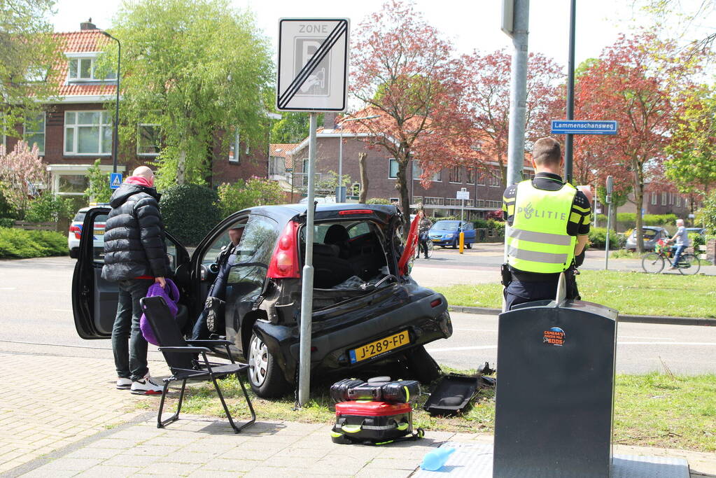 Lijnbus 400 botst op personenauto