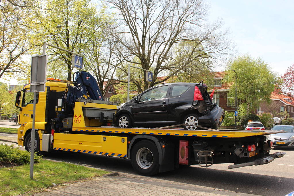 Lijnbus 400 botst op personenauto
