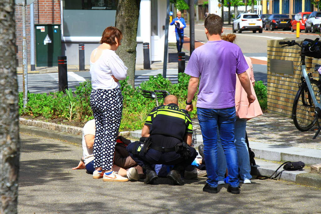 Vrouw met rollator komt hard ten val